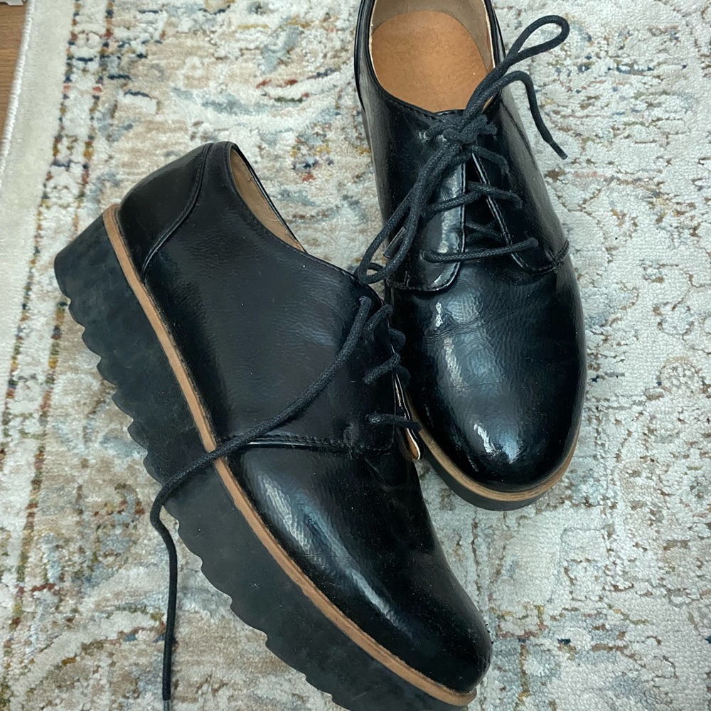Chinese Laundry Black Flats with Minimalist Design